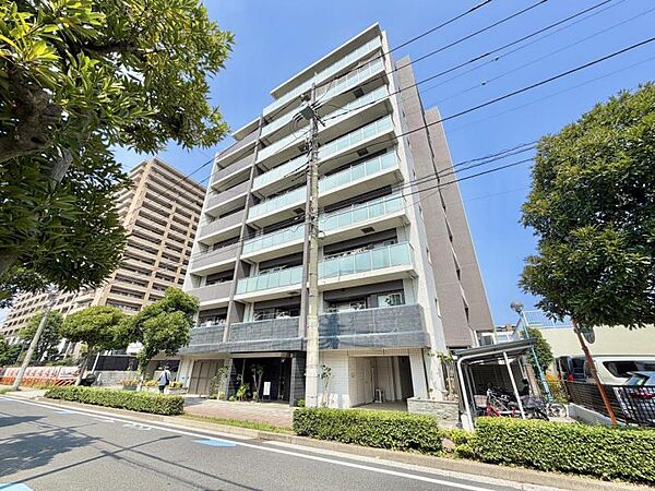【外観】周囲の街並みと調和する落ち着いた色調。