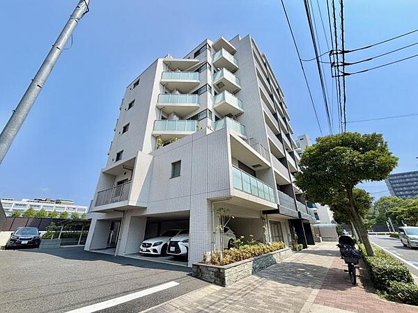 【外観】静かな住宅街に映える、端正なマンション。暮らしの舞台にふさわしい、落ち着きと品格を備えています。