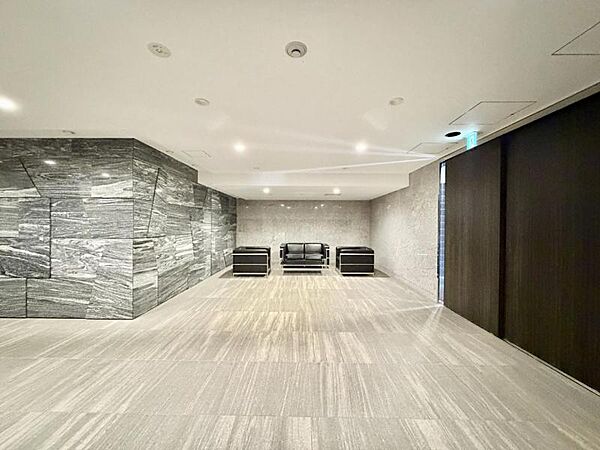 【エントランス】清潔感のあるエントランス。住人同士のゆるやかな交流を育む場。