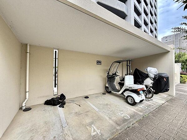 【エントランス】分譲マンションらしい品のあるエントランスです。