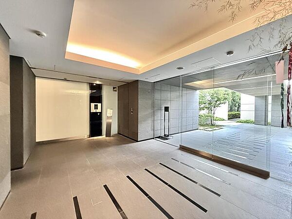 【エントランス】落ち着いた雰囲気が広がる空間です。