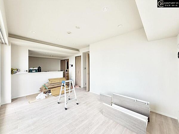 【LDK:14.3帖】明るい陽光が注ぎ、寛ぎの雰囲気に満たされるリビング＆ダイニング。完成が待ち遠しいですね。