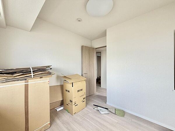 【洋室:5.4帖】一日の疲れを癒す場所だから。細部まで妥協せず作り込んでいます。