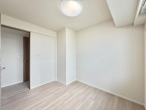 【洋室:4.3帖】。一新された内装で、新生活のスタートを。