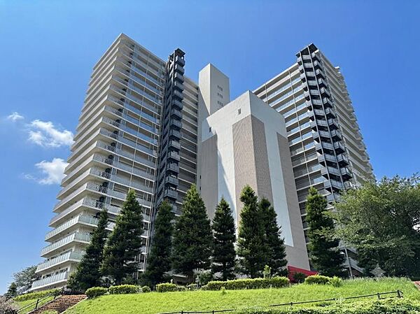 【外観】都心にそびえる洗練のタワー。街の景色を一望できる、圧倒的な開放感があります。