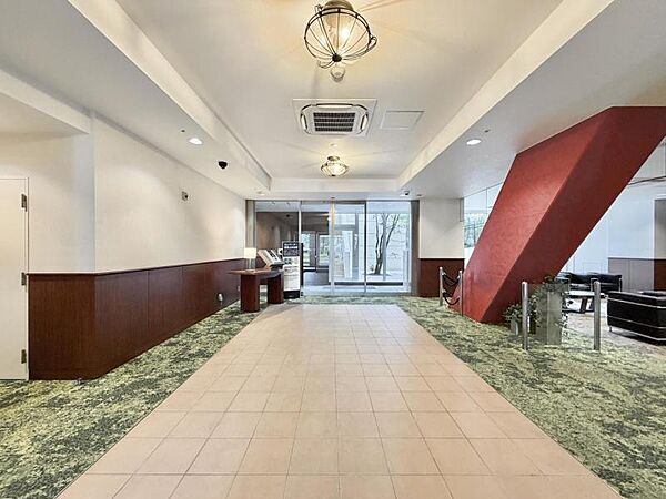 【エントランス】建物の顔となる上品なエントランス。