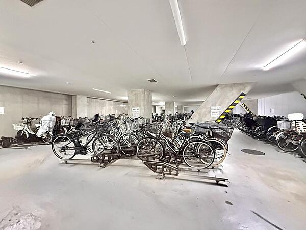 【駐輪場】建物内に整理された駐輪場があり、愛車の保管に便利。