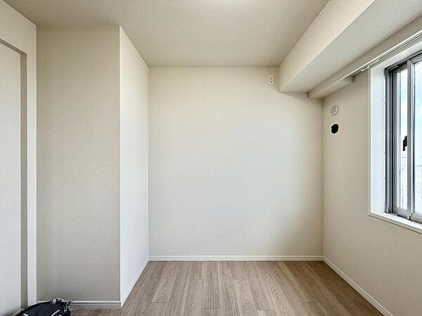 【洋室：4.3帖】明るい陽射しが差し込むマイルーム。ゆったりしたと寛ぎ時間を与えてくれます。