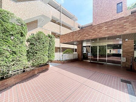 【外観】　陽光をたっぷりと取り込む明るい住空間。圧迫感がなく街並みに馴染む落ち着いた佇まい。