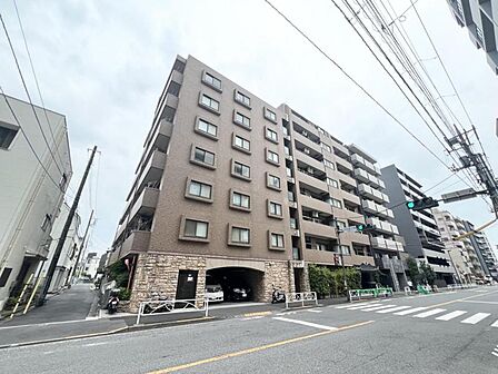 【外観】街並みに溶け込みながらも存在感を放つ外観。
