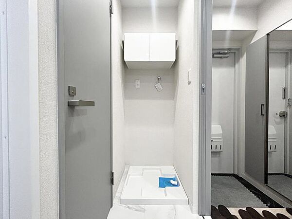 大きな鏡付きの洗面台で、身支度がしやすい設計です。