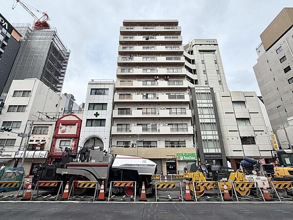 落ち着いた色合いで、周囲の街並みに馴染む外観です。