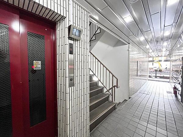 優雅さも感じられる重厚で高級感のあるエントランスです。
