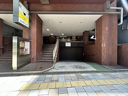 落ち着いた色合いで、周囲の街並みに馴染む外観です。