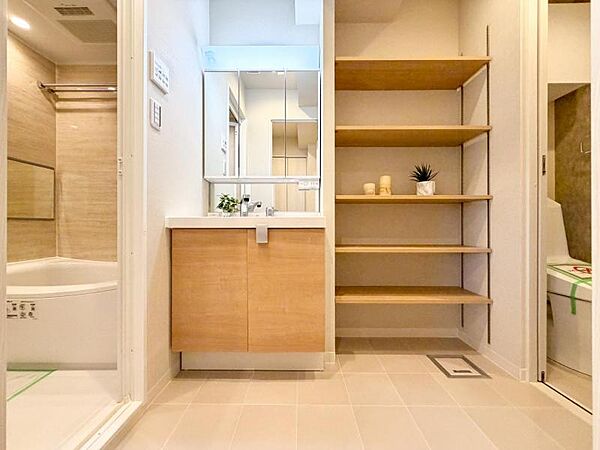 【洗面所】　広く清潔感のある洗面所。朝の外出の準備やお洗濯もスムーズに行えそうです