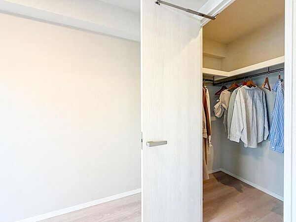 【収納】　大型のクローゼット完備。衣類だけではなく上部にバッグなどの小物、下部には季節の家電やスーツケース等スッキリと収納可能です