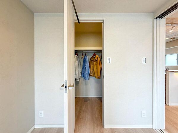 【収納】　大容量の収納が各部屋にあるから、生活感をスッキリ隠せる。来客時も慌てず、日常も気持ちよく。空間に余白があると心にも余裕が生まれます。