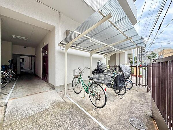 【駐輪場】　　屋根付きの駐輪場は雨の日などにとても重宝します