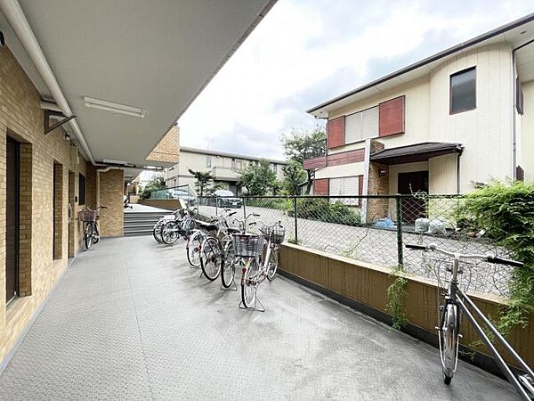 【駐輪場】屋根付き駐輪場で、雨の日も安心です。
