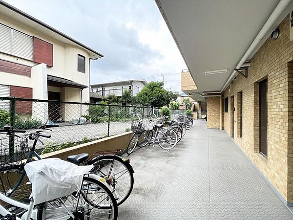 【駐輪場】屋根付き駐輪場で、雨の日も安心です。