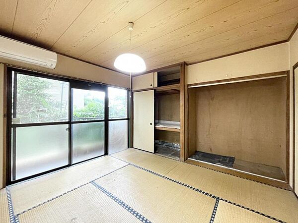 【洋室:4帖】ゆったりとくつろげる洋室空間です。