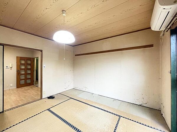 【洋室:4帖】フローリング仕様でお手入れもしやすいお部屋です。