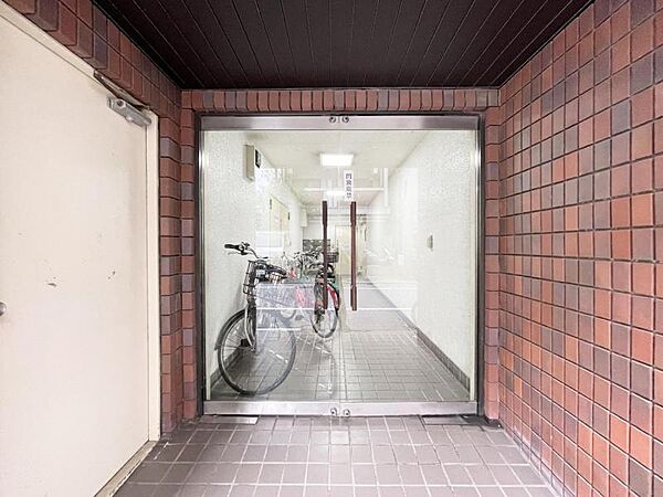 優雅さも感じられる重厚で高級感のあるエントランスです。