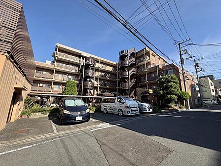 【外観】 閑静な住宅街に佇む、品のあるマンション。街の空気に溶け込む、穏やかな佇まいです。