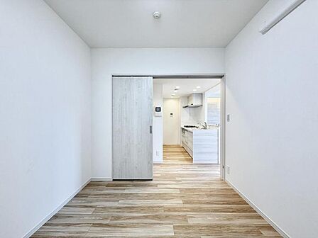 【洋室:4.7帖】リビングと隣り合う洋室。趣味の部屋にもお子様の部屋にも出来る汎用性があります。