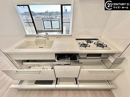 【キッチン】洗練されたカウンターキッチンが住空間の美意識を高める。開放感と上質な光が調和する、優雅で心満たされる暮らしを演出します。