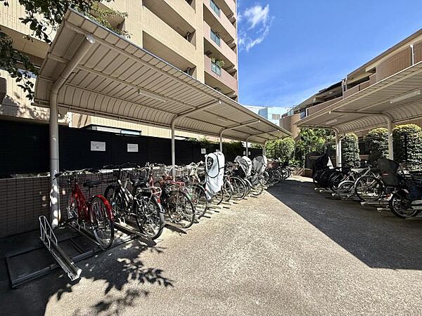 【駐輪場】建物内に整理された駐輪場があり、愛車の保管に便利。