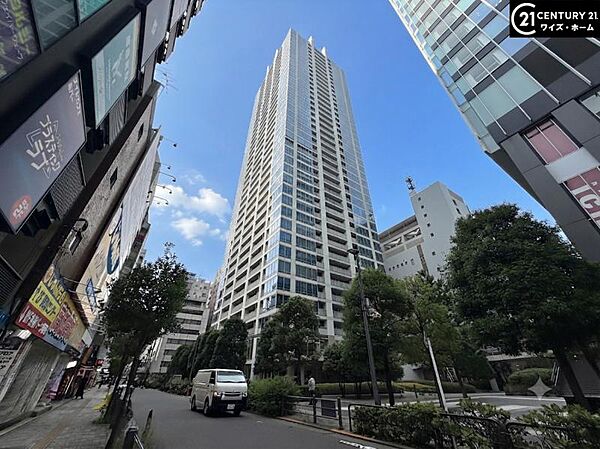 【外観】空へと伸びるシャープなライン。洗練された都市生活の象徴。