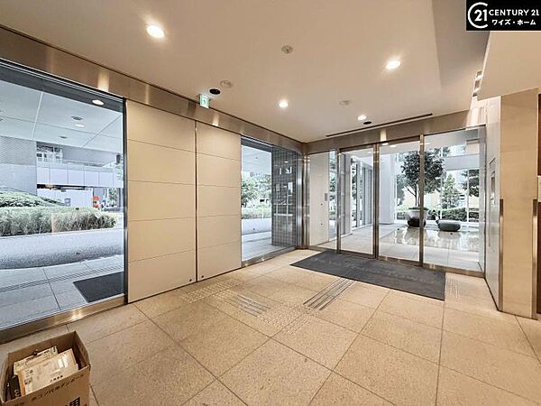 【エントランス】しっかりと管理が行き届き開放感があり明るいマンションの顔