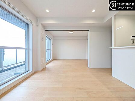 【LDK：9.3帖】大きな窓から降り注ぐ自然光が、リビング全体を明るく温かい空間に演出します。