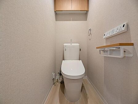 【トイレ】落ち着いたトーンで洗練されたデザインのトイレです。