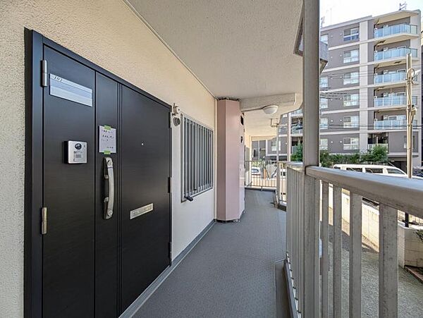 【玄関】毎日出入りに使う玄関は外出する時は爽やかに、帰宅するときはホッとする落ち着いた空間へ。