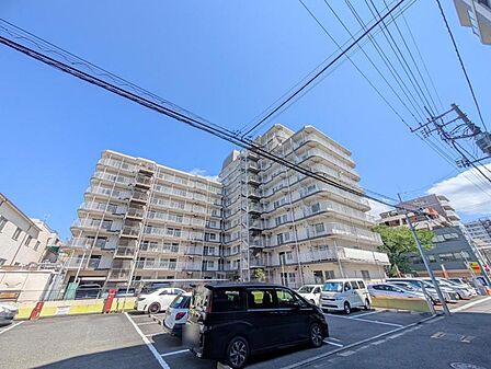 【外観】閑静な住宅街に佇む、品のあるマンション。街の空気に溶け込む、穏やかな佇まいです。