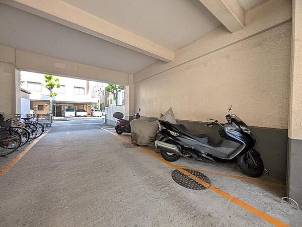【駐輪場】建物内に整理された駐輪場があり、愛車の保管に便利。