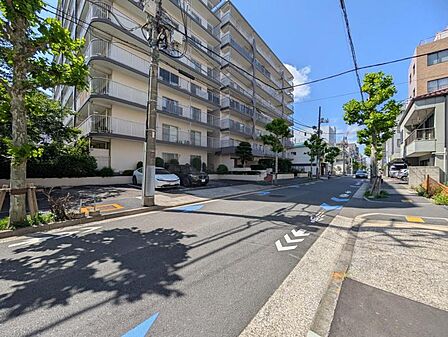 【エントランス】周囲が遮るもののないオープンな空間になっており、車側からも歩行者側からもお互いが視界に入りやすいです。