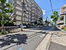 エントランス：【エントランス】周囲が遮るもののないオープンな空間になっており、車側からも歩行者側からもお互いが視界に入りやすいです。