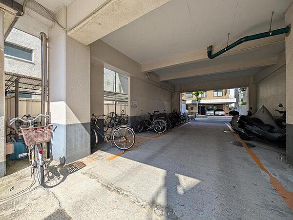 【駐輪場】屋内自転車置き場のため雨風の影響を受けにくく、保管環境も良好です。