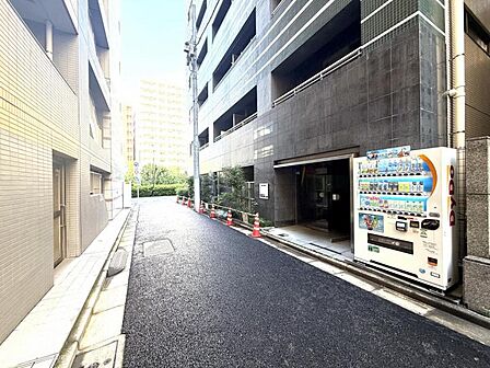【エントランス】駅からの帰り道も心地よいフラットなアプローチ。