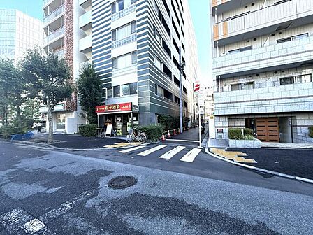 【エントランス】スッキリとした前面道路がもたらす、開放感のある住環境。