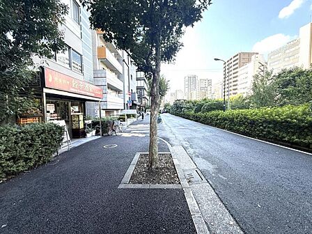 【エントランス】綺麗に整備された歩道。毎日通る道だからこそ嬉しい。
