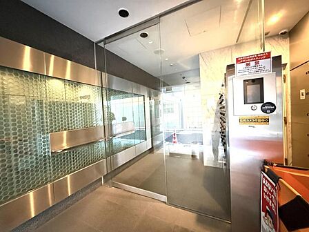 【エントランス】ガラスの開放感と安心が調和するアプローチ