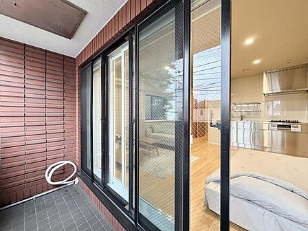 【バルコニー】陽光をたっぷり浴びられ、リフレッシュの場としても活躍します。