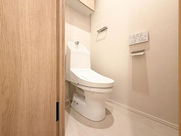 【トイレ】　小さなお子さまも使うトイレだからこそ、掃除のしやすさは大切。床材や壁の素材にも配慮され、日々のメンテナンスがぐっとラクになります。