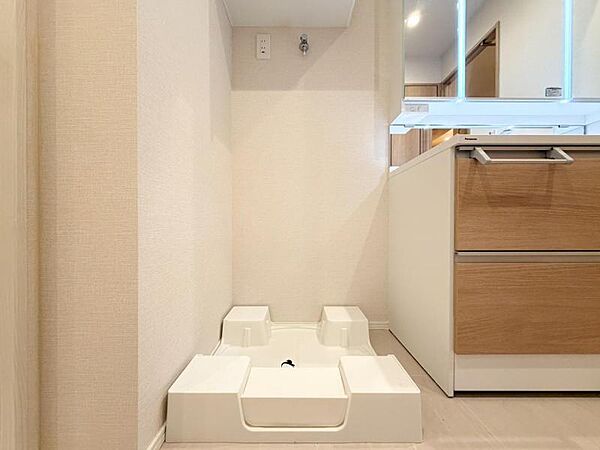 【洗面所】　洗面台と洗濯パンが並ぶ洗面所は、家事動線が整った頼れる場所。忙しい朝もストレスフリー。