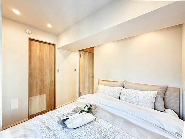 【洋室】　シンプルで落ち着いた洋室は、夫婦の寝室に。一日の終わりに、ほっとひと息つけるプライベート空間です。