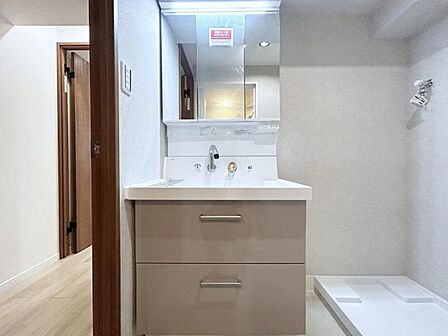【洗面所】　大きな鏡面付きで、空間が広く感じられる洗面台です。